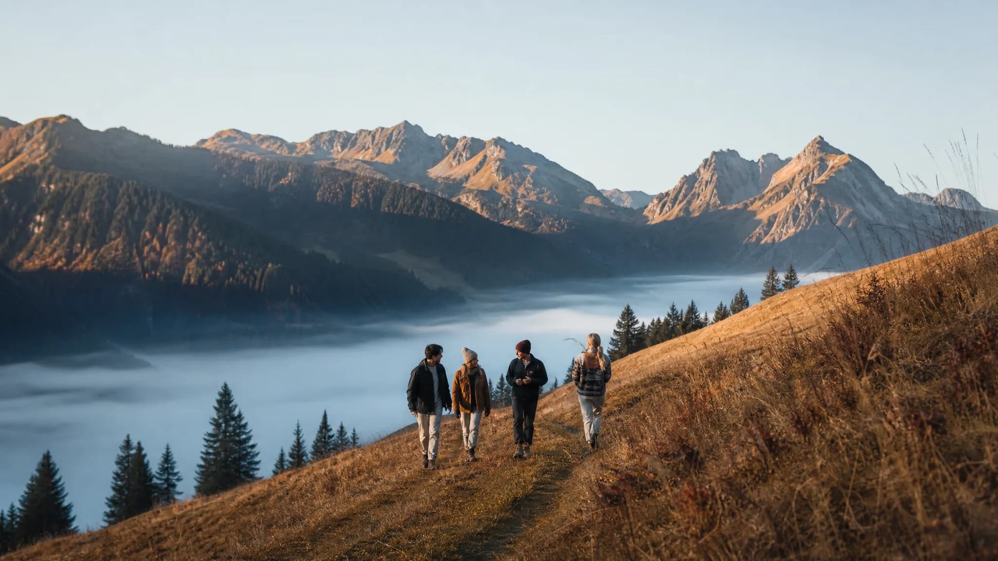 Ein Bergtal im Herbst, Nebel im Talgrund, ein schmaler Wiesenweg
