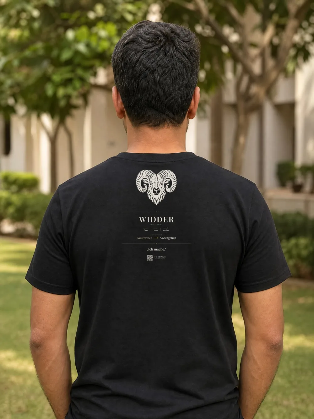 Shirt mit dem Steckbrief Widder auf dem Rücken — Rücken
