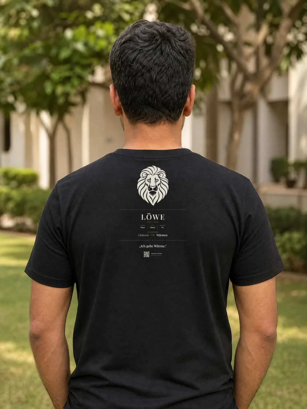 Shirt mit dem Steckbrief Löwe auf dem Rücken — Rücken