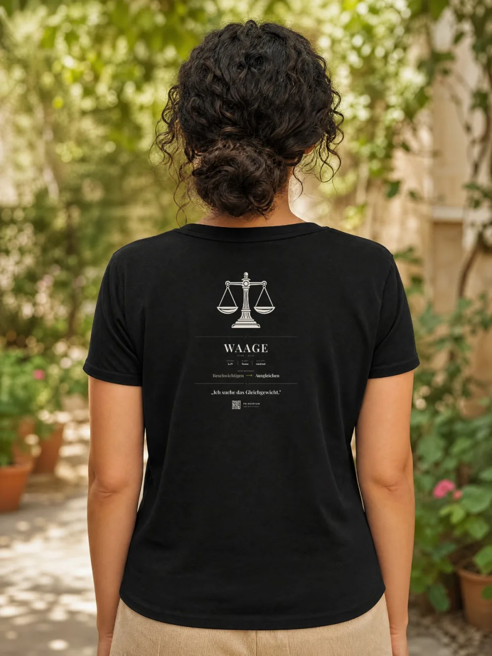 Shirt mit dem Steckbrief Waage auf dem Rücken — Rücken