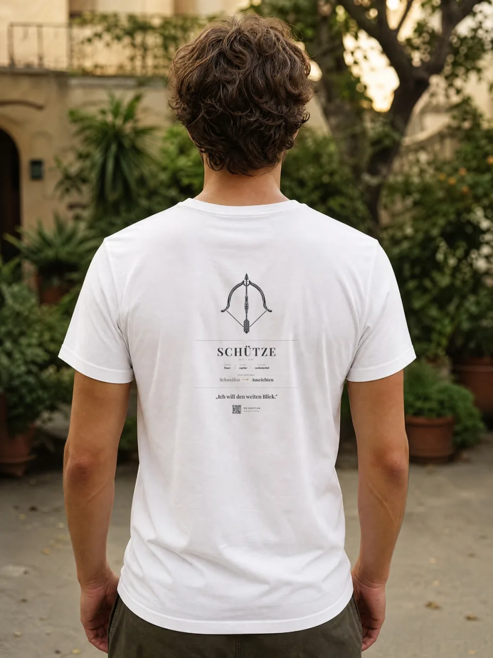 Shirt mit dem Steckbrief Schütze auf dem Rücken — Rücken