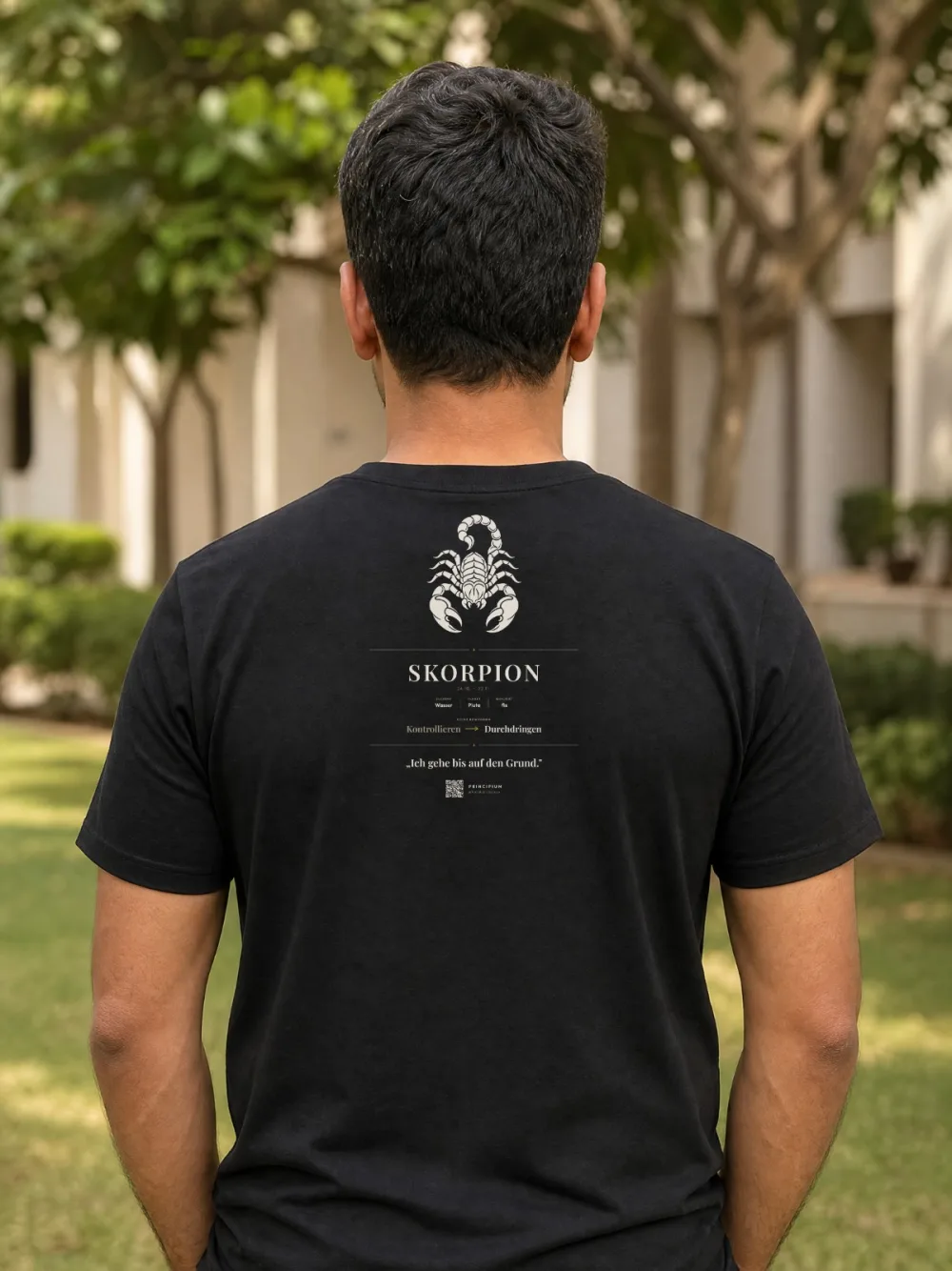 Shirt mit dem Steckbrief Skorpion auf dem Rücken — Rücken