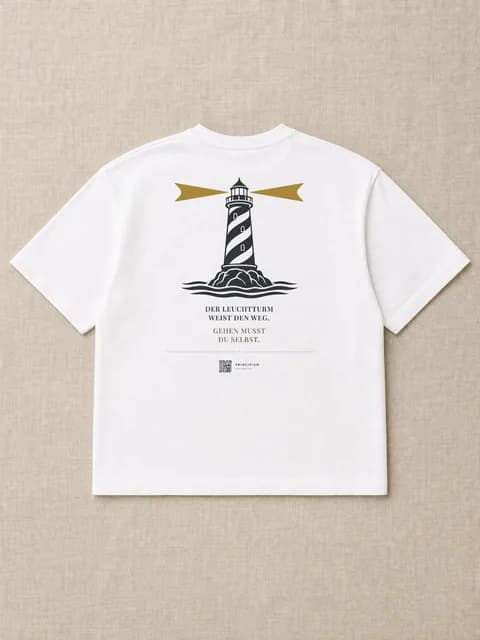 Ein weißes T-Shirt, flach gelegt, mit dem Leuchtturm als Motiv.